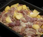 Как правильно и вкусно приготовить мясо свинину «Гармошку» в духовке с грибами, сыром, картошкой, ананасами, овощами, черносливом, шампиньонами: рецепты